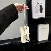 Umhänge-Handyhülle aus Leder mit Kamelienblüte und Welpenperle für die iPhone 16-Serie